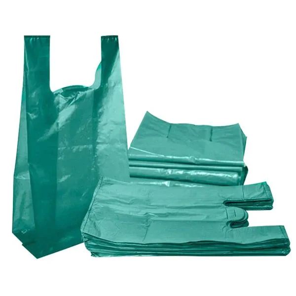 Sacolas plásticas recicladas verdes, abertas e empilhadas